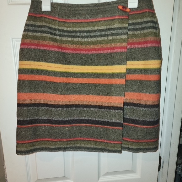 Custom made 100% wool wrap-around mini skirt with lining - Picture 1 of 3